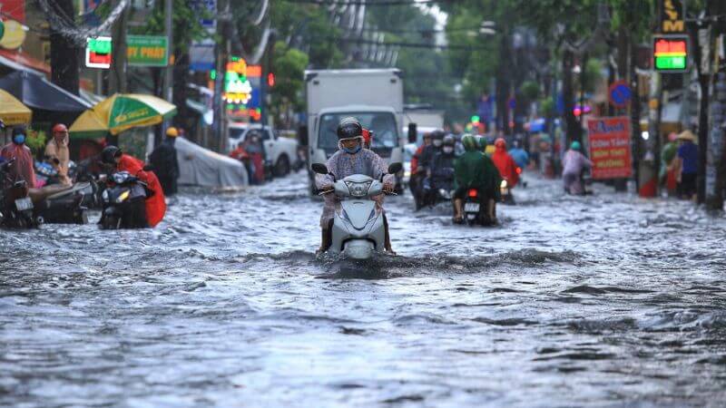 Mùa mưa ở miền Nam có đặc điểm gì?